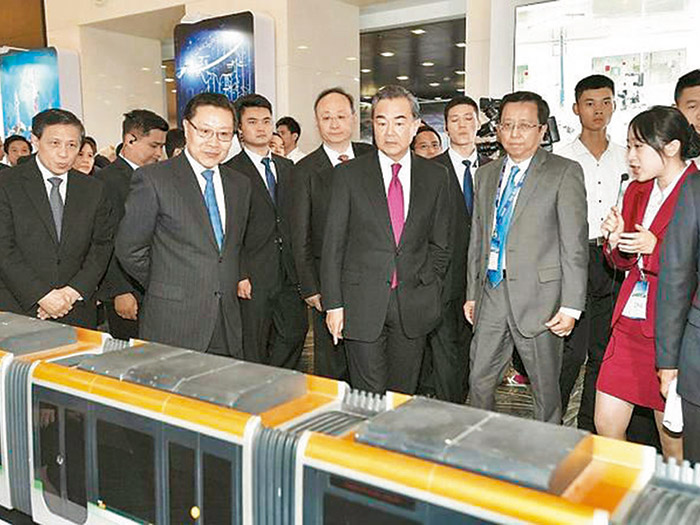  外交部举办四川全球推介活动“yl7703永利官网造”现代有轨电车模型亮相蓝厅